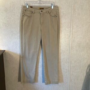 Aura by wrangler cotton khaki jeans 5 pocket size 12 regular. Regular rise.